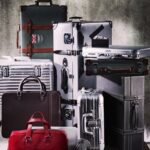 Verschiedene Koffer Und Taschen Vor Grauem Hintergrund Arrangiert Verschiedene Koffer Und Taschen Vor Grauem Hintergrund Arrangiert